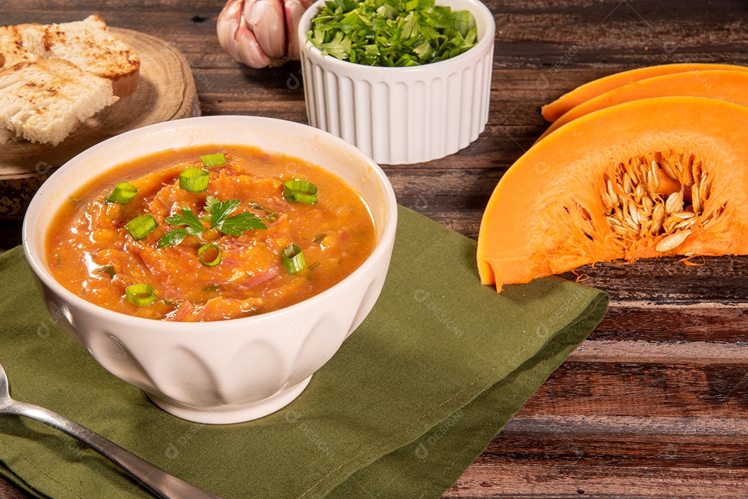 Creme de abóbora caseiro, acompanhado de especiarias. caldo de abóbora.