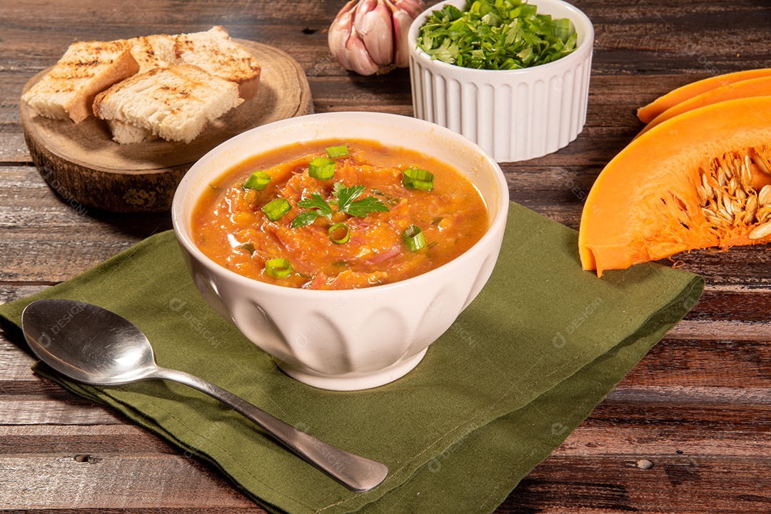 Creme de abóbora caseiro, acompanhado de especiarias. caldo de abóbora.