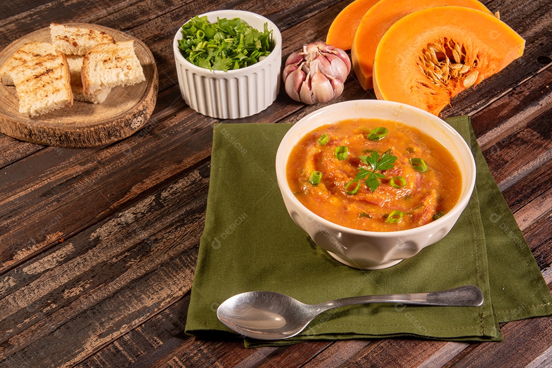 Creme de abóbora caseiro, acompanhado de especiarias. caldo de abóbora.