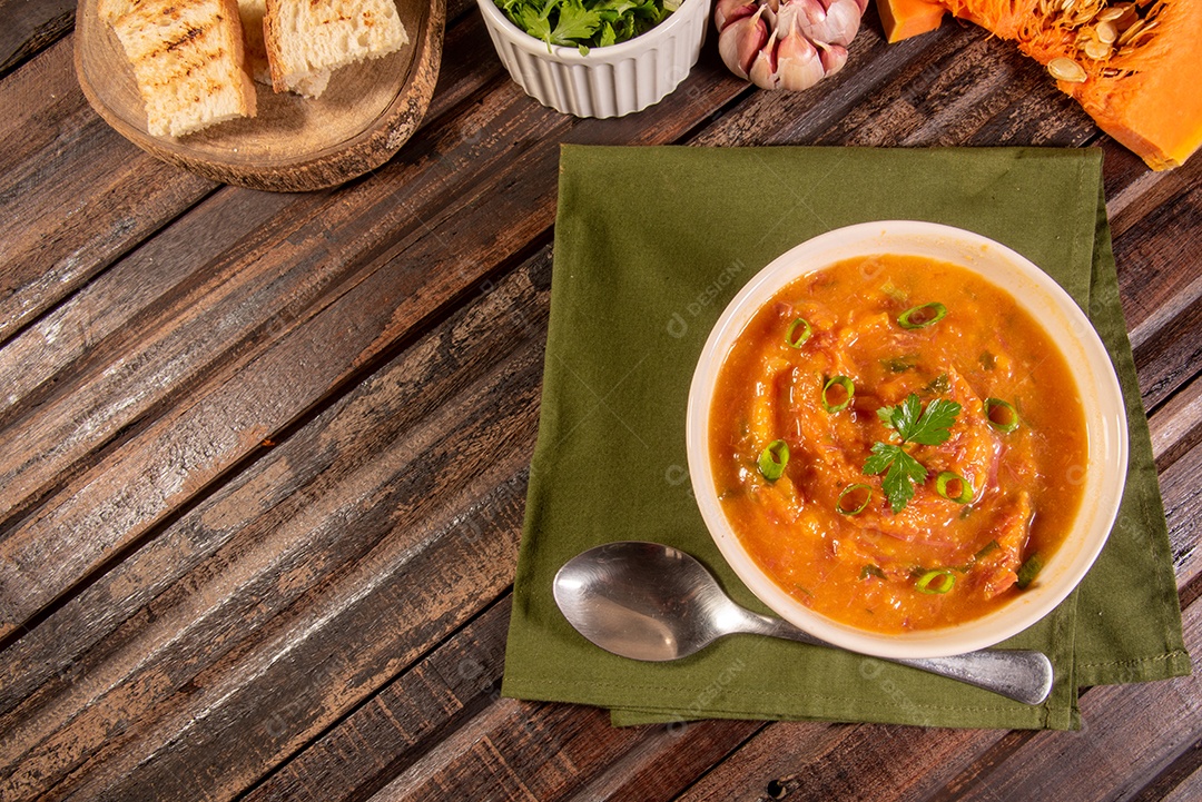 Creme de abóbora caseiro, acompanhado de especiarias. caldo de abóbora.