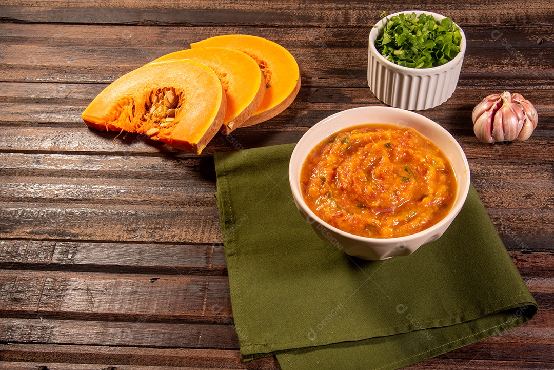 Creme de abóbora caseiro, acompanhado de especiarias. caldo de abóbora.