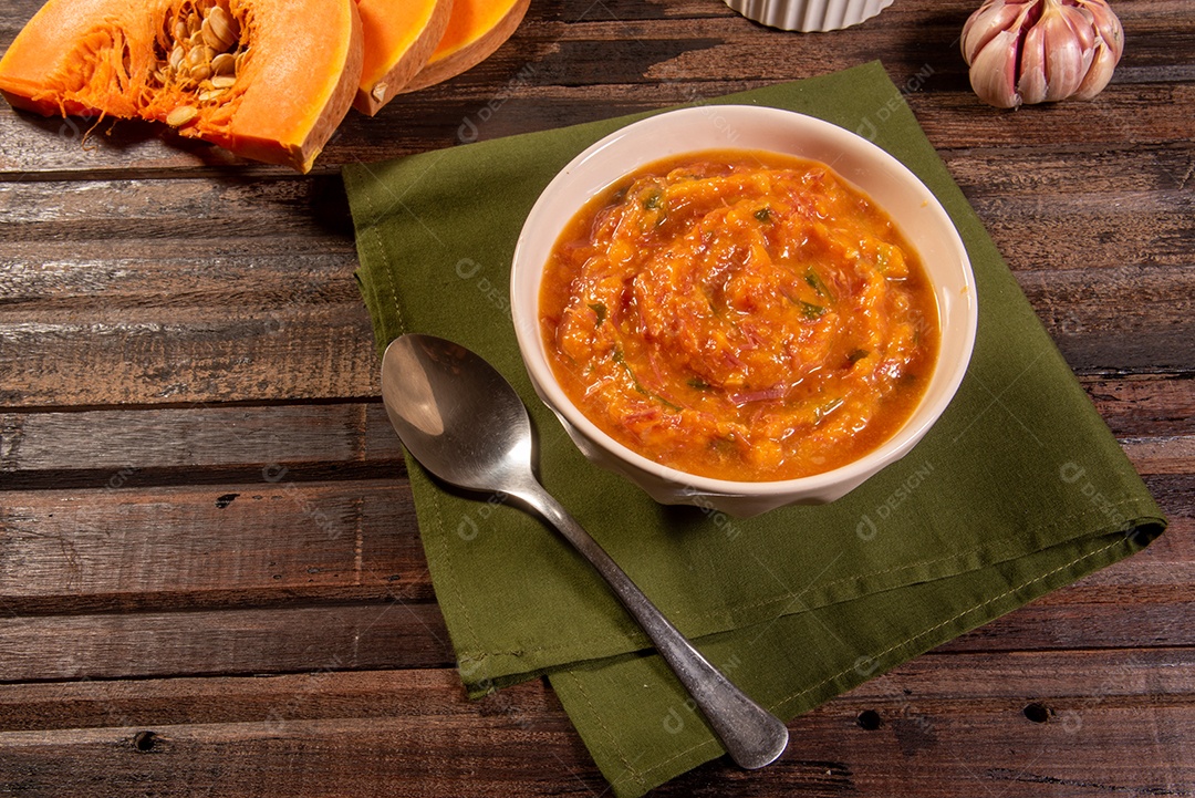 Creme de abóbora caseiro, acompanhado de especiarias. caldo de abóbora.