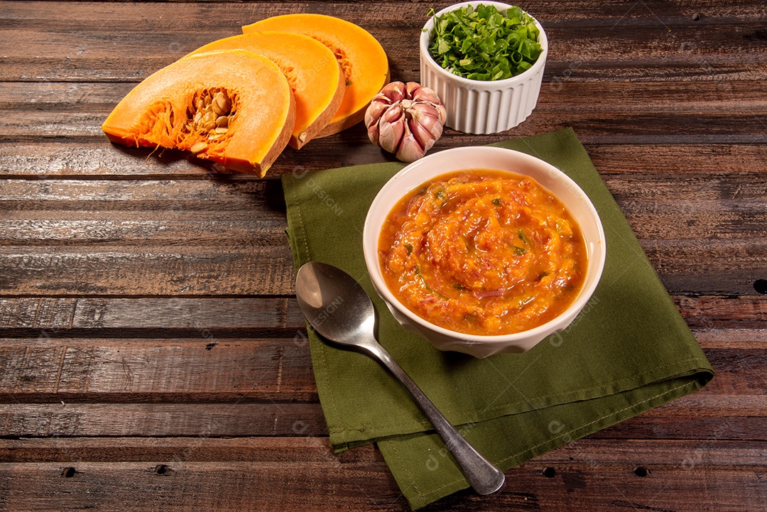 Creme de abóbora caseiro, acompanhado de especiarias. caldo de abóbora.