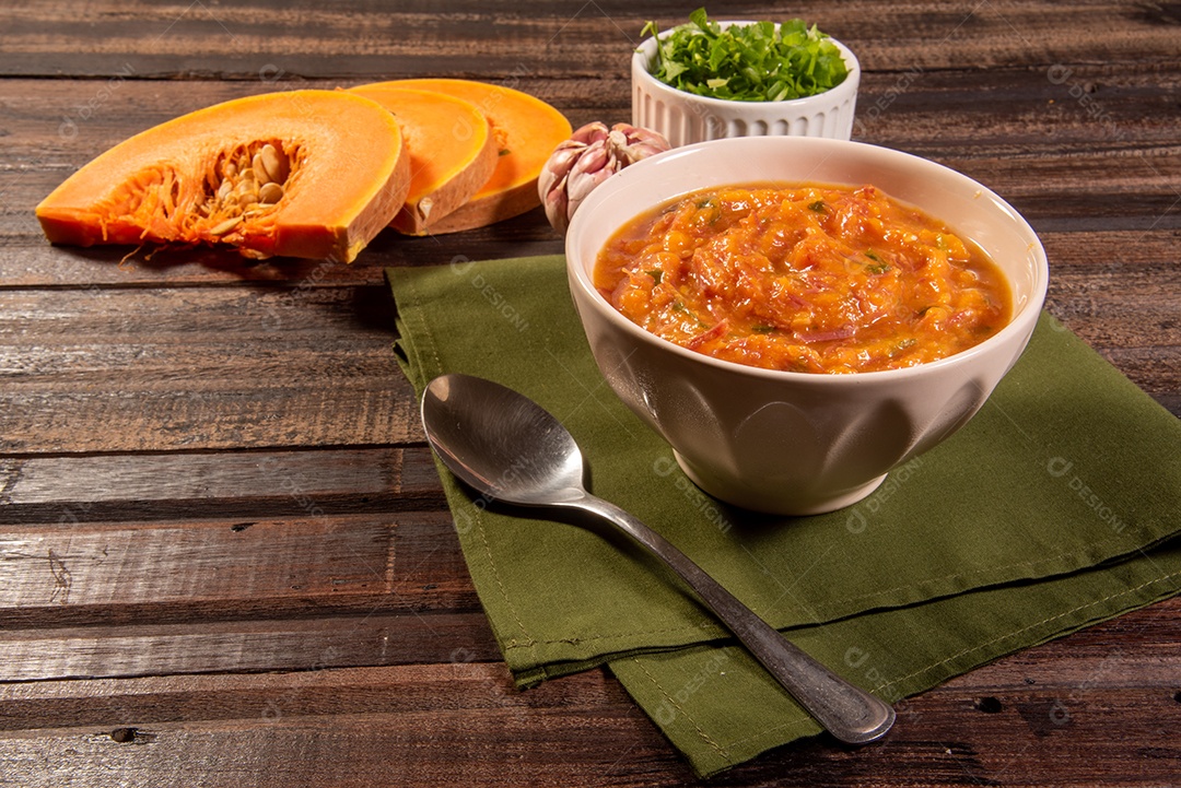 Creme de abóbora caseiro, acompanhado de especiarias. caldo de abóbora.