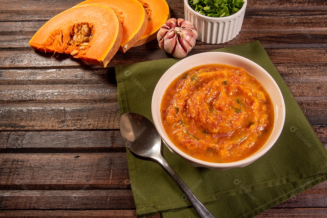 Creme de abóbora caseiro, acompanhado de especiarias. caldo de abóbora.