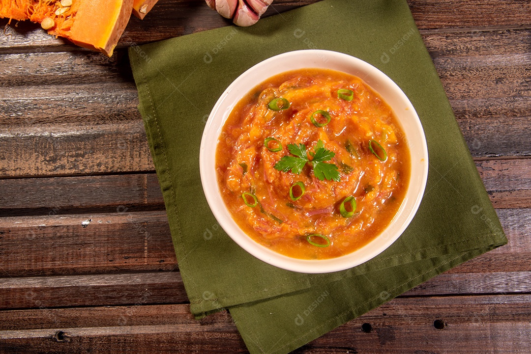 Creme de abóbora caseiro, acompanhado de especiarias. caldo de abóbora.