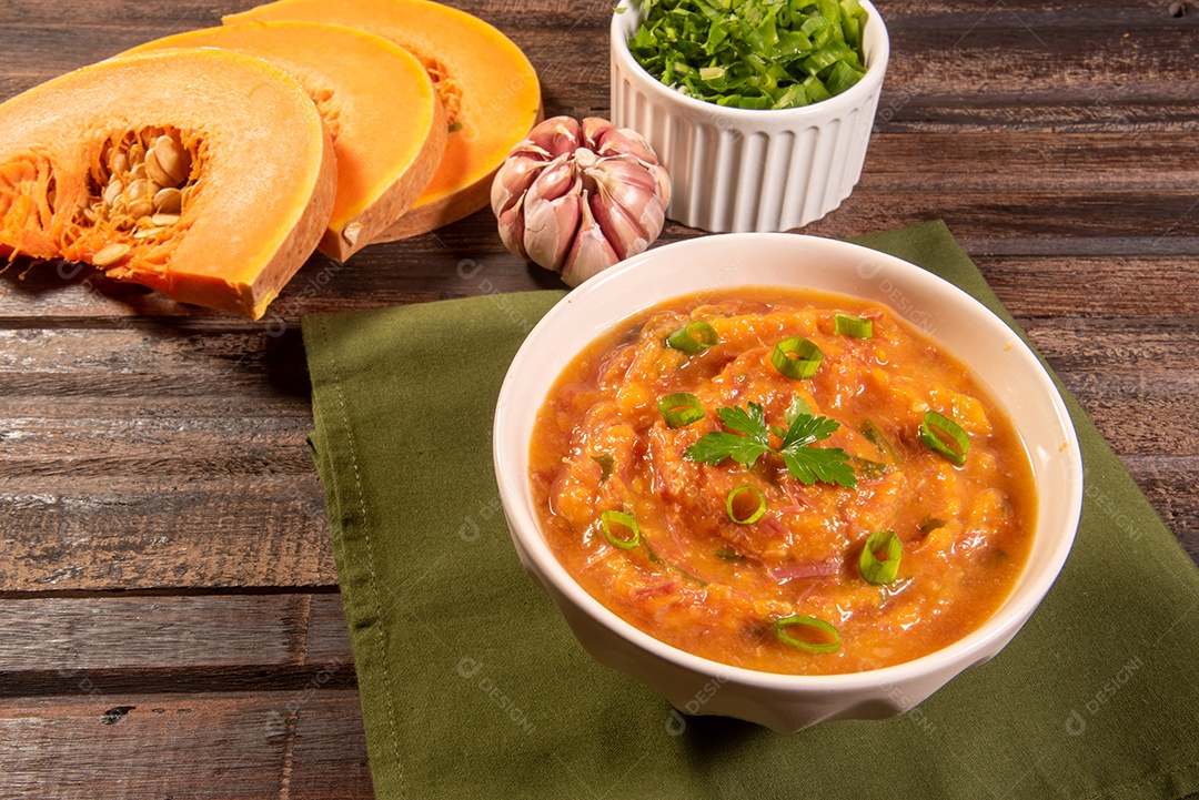 Creme de abóbora caseiro, acompanhado de especiarias. caldo de abóbora.
