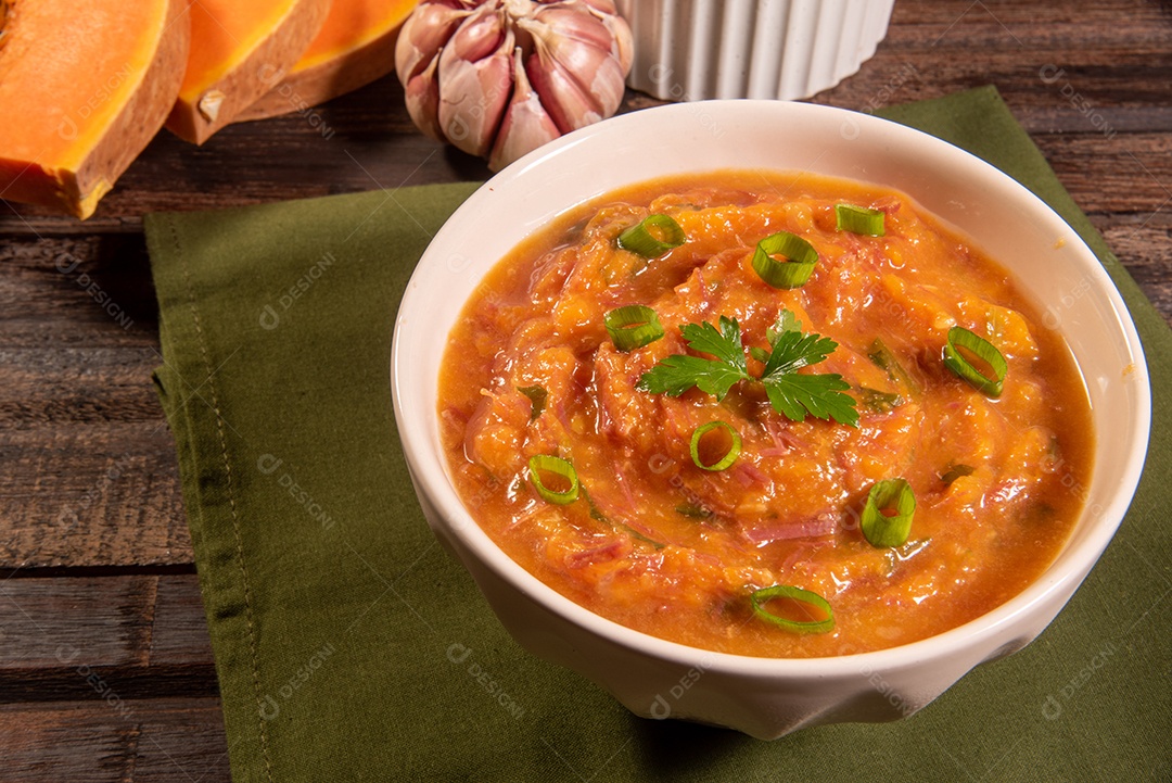 Creme de abóbora caseiro, acompanhado de especiarias. caldo de abóbora.