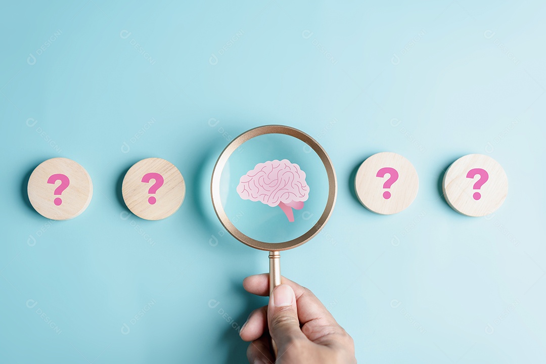 Foco de lupa para o cérebro humano com ícone de pergunta. pensamento inteligente, criativo