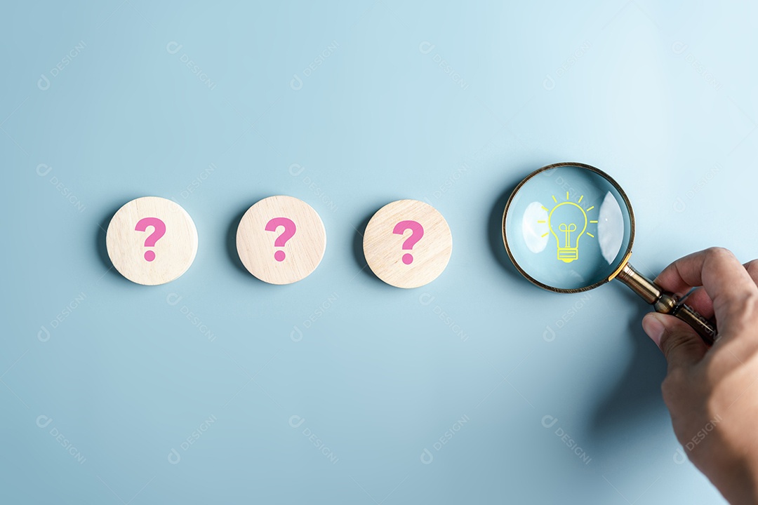 Foco de lupa para lâmpada que entre o ícone de pergunta.