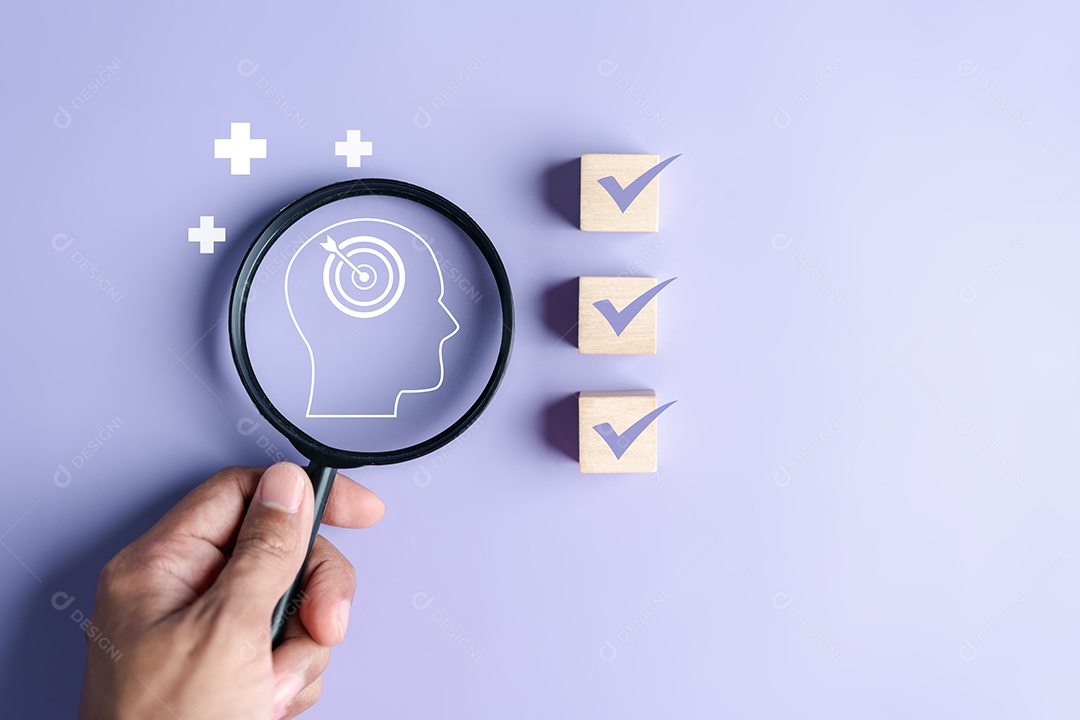 Foco da lupa para o cérebro humano e o ícone objetivo do alvo dentro do plano, pensando na liderança do desenvolvimento