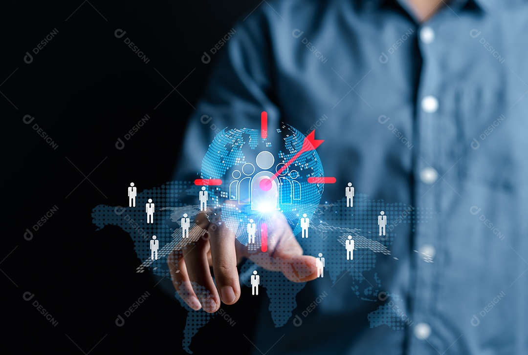 CRM ou conceito de gerenciamento de relacionamento com o cliente. Empresário usa dados digitais para troca e conexão de rede