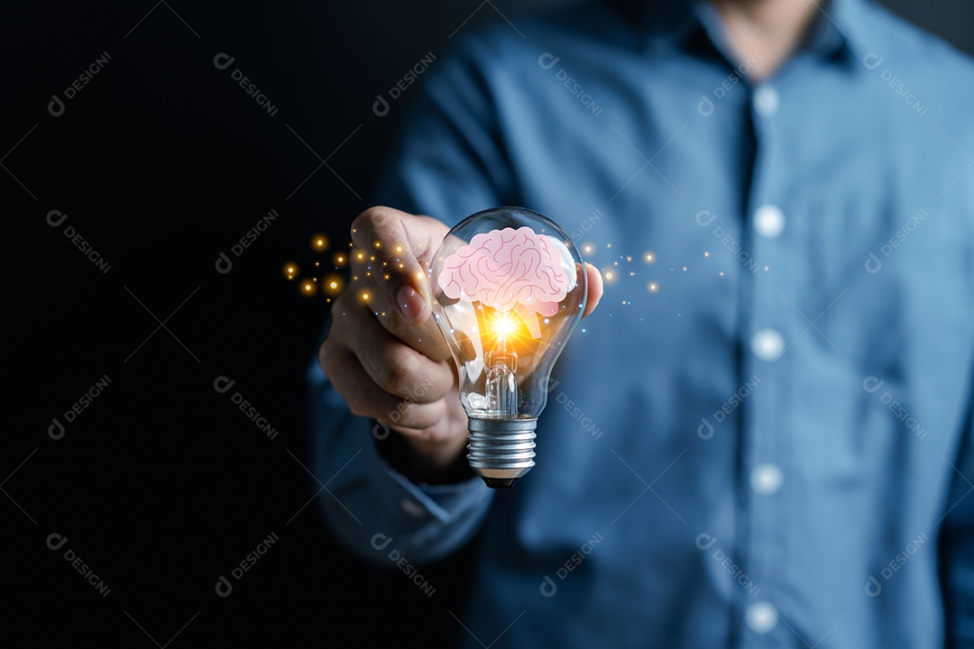 Mão de empresário segurando lâmpada com cérebro em pensamento inteligente