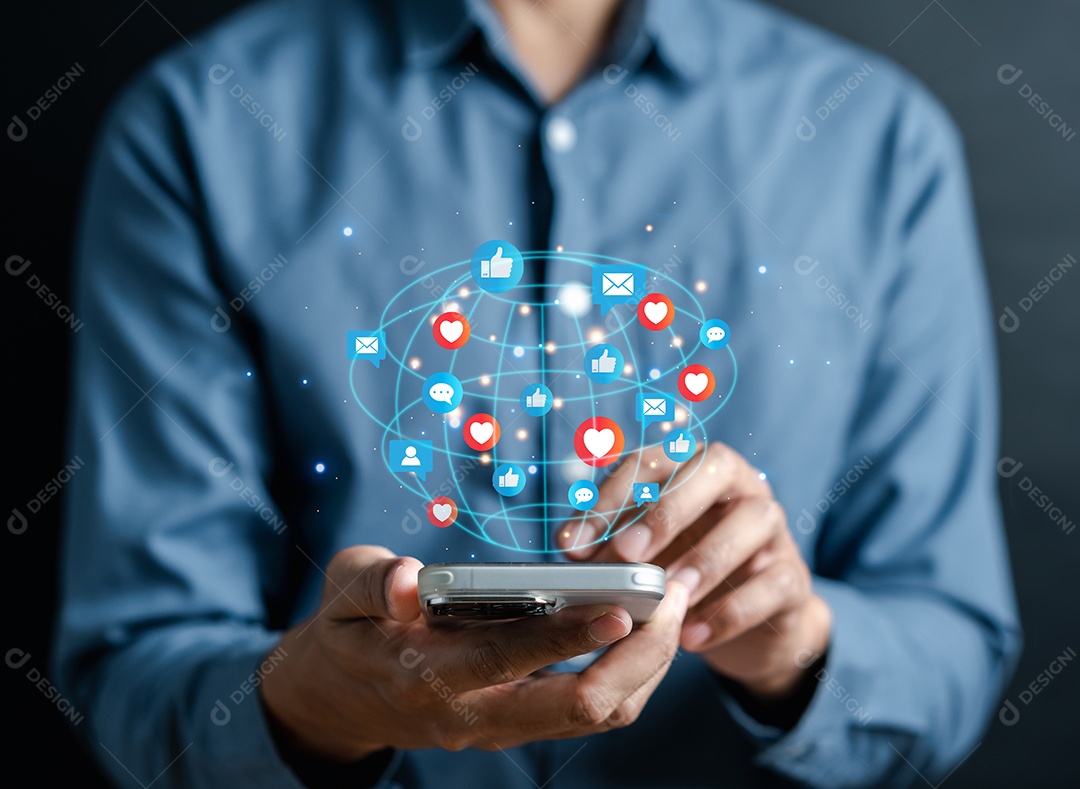 Homem usando mídia social e digital online, homem usando telefone inteligente com mídia social.