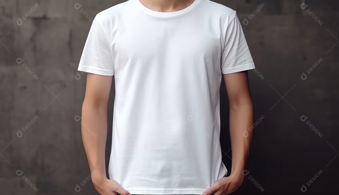 Pessoa vestida com camiseta branca.