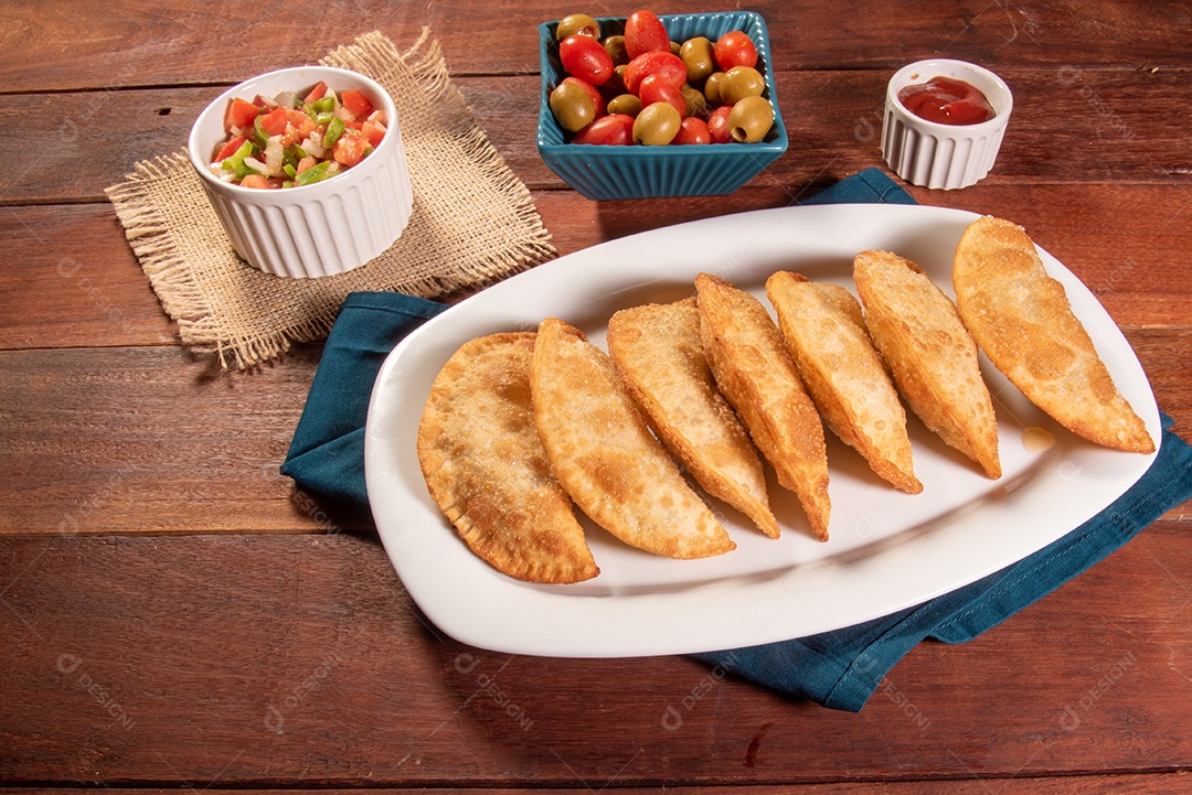Pastéis Fritos, Pastel Frito Brasileiro, na mesa de madeira. pastel de carne