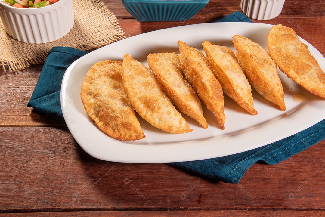 Pastéis Fritos, Pastel Frito Brasileiro, na mesa de madeira. pastel de carne