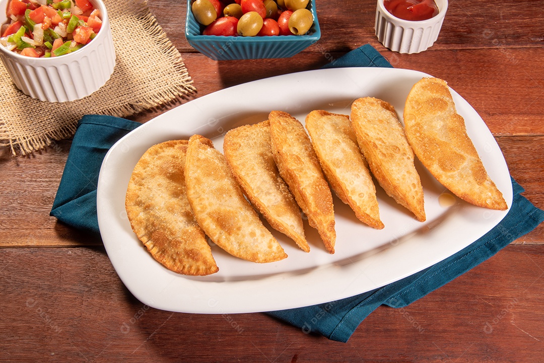 Pastéis Fritos, Pastel Frito Brasileiro, na mesa de madeira. pastel de carne