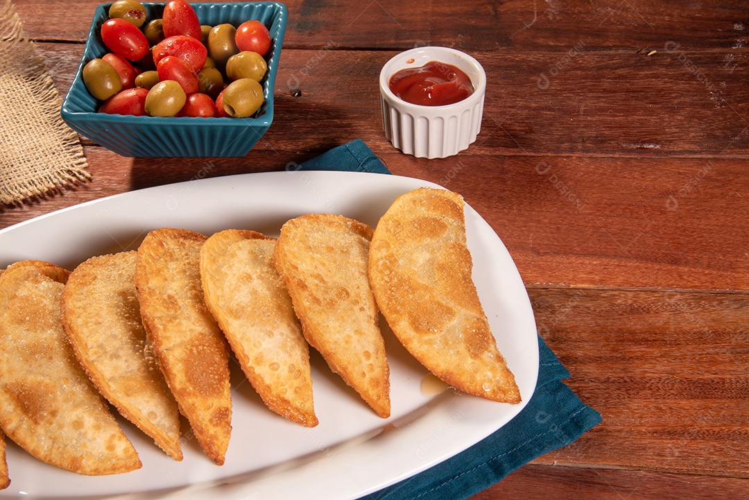 Pastéis Fritos, Pastel Frito Brasileiro, na mesa de madeira. pastel de carne