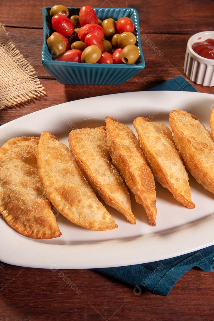 Pastéis Fritos, Pastel Frito Brasileiro, na mesa de madeira. pastel de carne