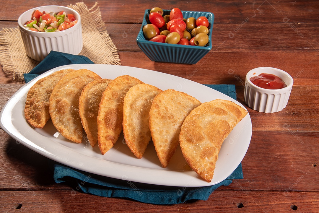 Pastéis Fritos, Pastel Frito Brasileiro, na mesa de madeira. pastel de carne