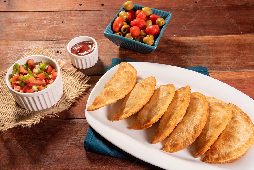 Pastéis Fritos, Pastel Frito Brasileiro, na mesa de madeira. pastel de carne
