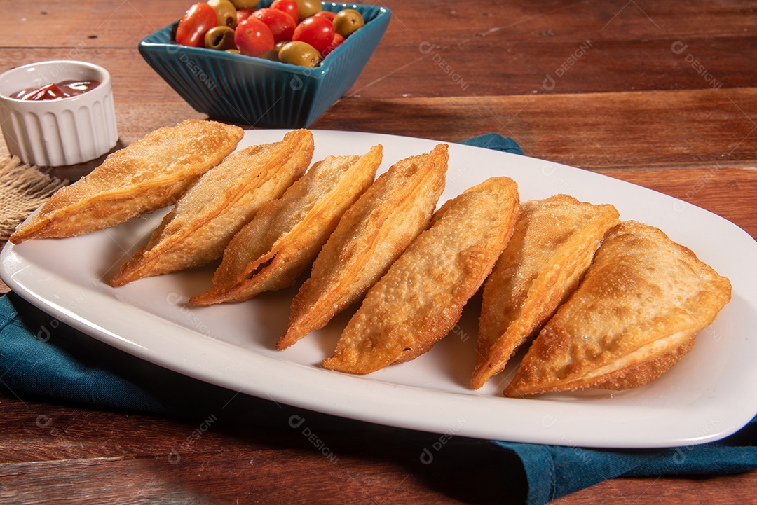 Pastéis Fritos, Pastel Frito Brasileiro, na mesa de madeira. pastel de carne