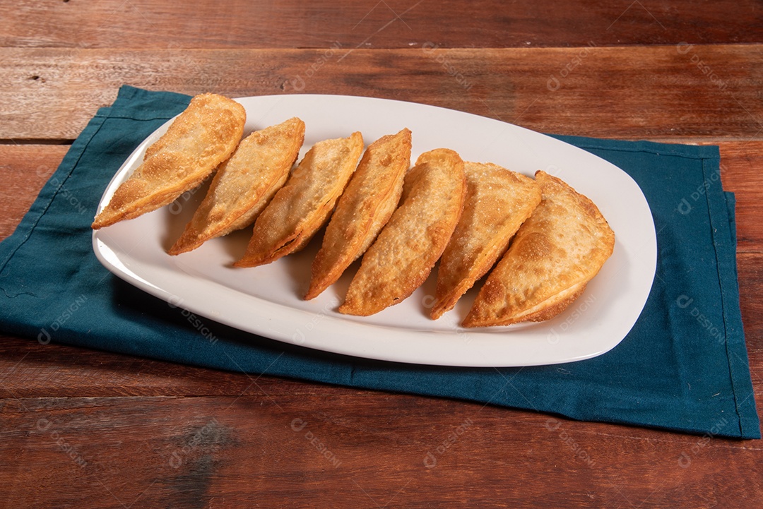 Pastéis Fritos, Pastel Frito Brasileiro, na mesa de madeira. pastel de carne