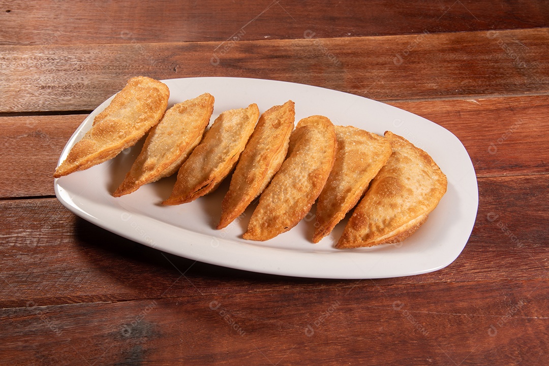 Pastéis Fritos, Pastel Frito Brasileiro, na mesa de madeira. pastel de carne
