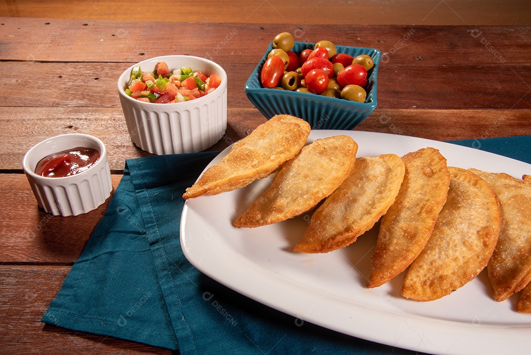 Pastéis Fritos, Pastel Frito Brasileiro, na mesa de madeira. pastel de carne