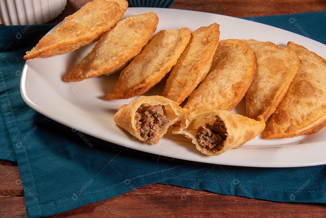 Pastéis Fritos, Pastel Frito Brasileiro, na mesa de madeira. pastel de carne