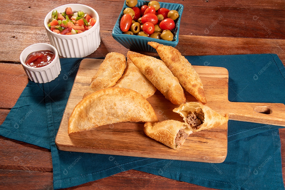Pastéis Fritos, Pastel Frito Brasileiro, na mesa de madeira. pastel de carne