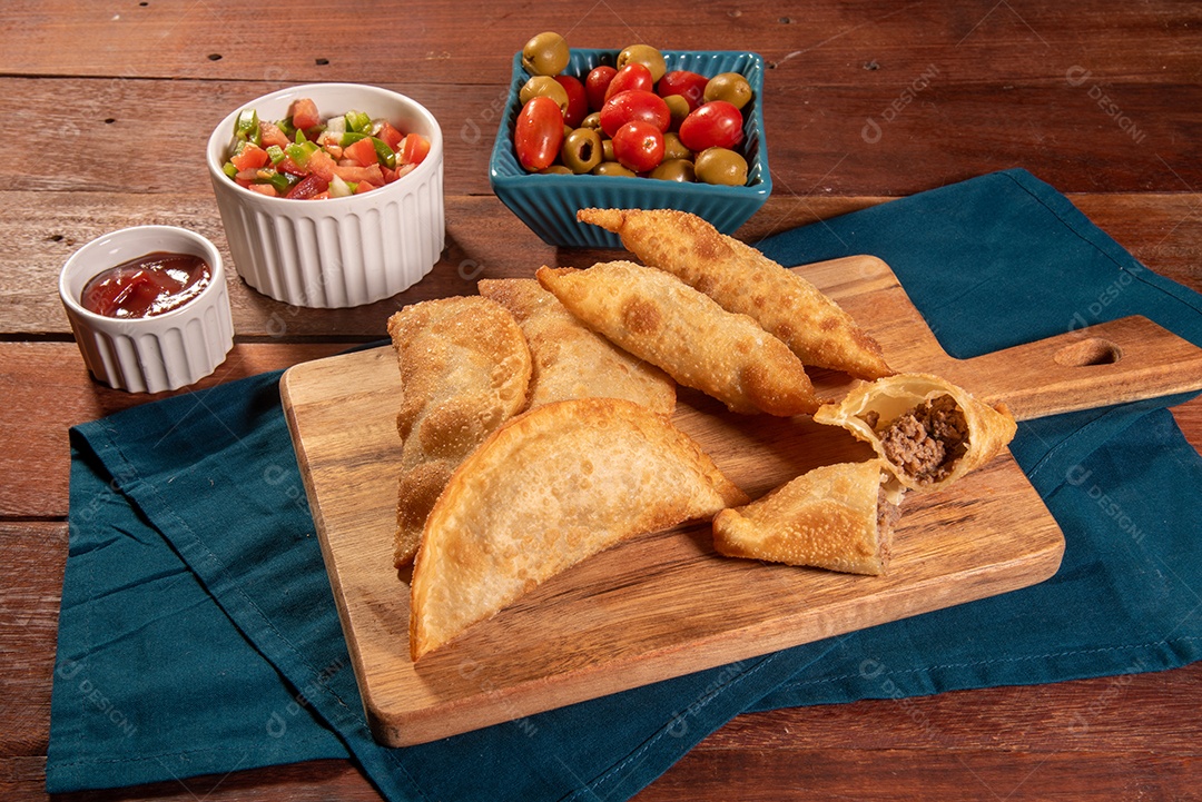 Pastéis Fritos, Pastel Frito Brasileiro, na mesa de madeira. pastel de carne