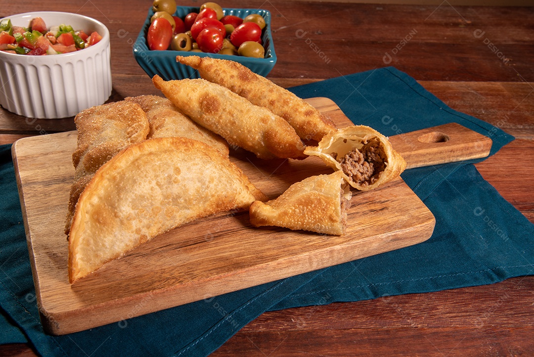 Pastéis Fritos, Pastel Frito Brasileiro, na mesa de madeira. pastel de carne