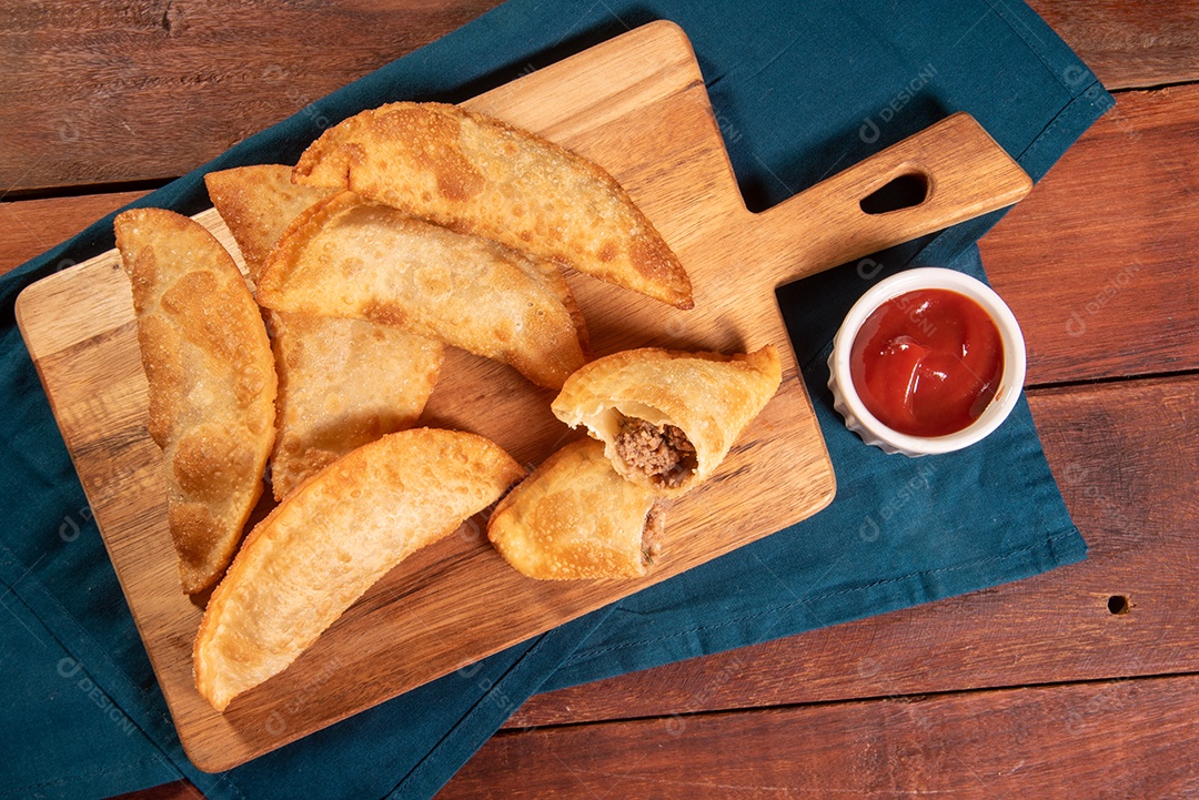 Pastéis Fritos, Pastel Frito Brasileiro, na mesa de madeira. pastel de carne