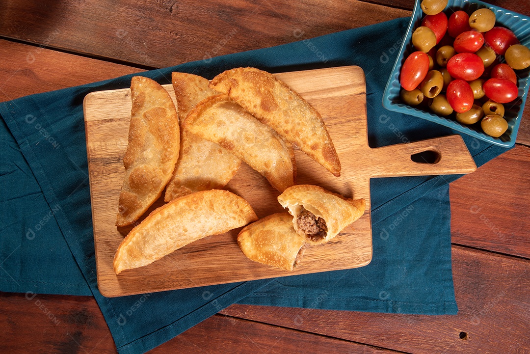 Pastéis Fritos, Pastel Frito Brasileiro, na mesa de madeira. pastel de carne