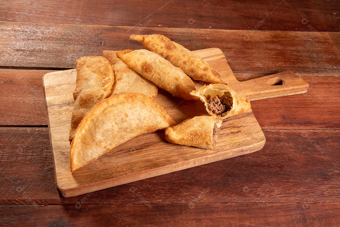 Pastéis Fritos, Pastel Frito Brasileiro, na mesa de madeira. pastel de carne