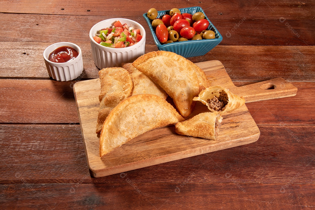 Pastéis Fritos, Pastel Frito Brasileiro, na mesa de madeira. pastel de carne