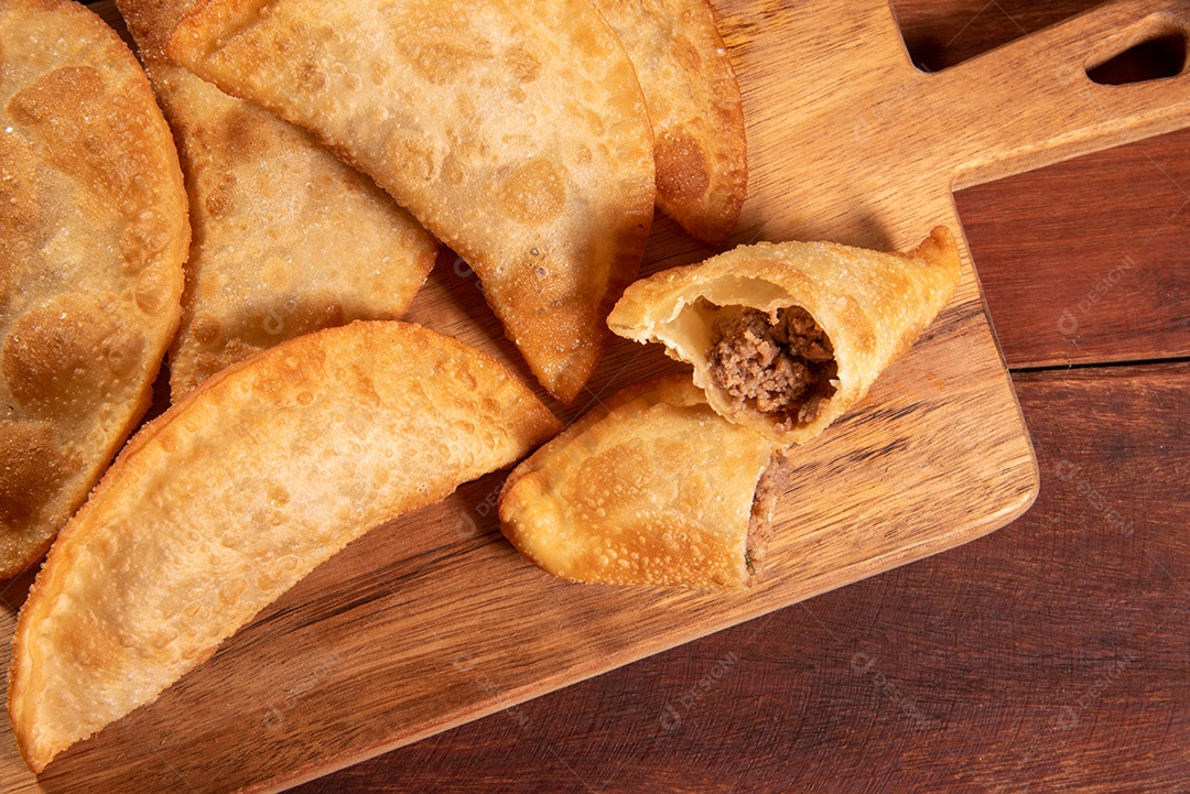 Pastéis Fritos, Pastel Frito Brasileiro, na mesa de madeira. pastel de carne