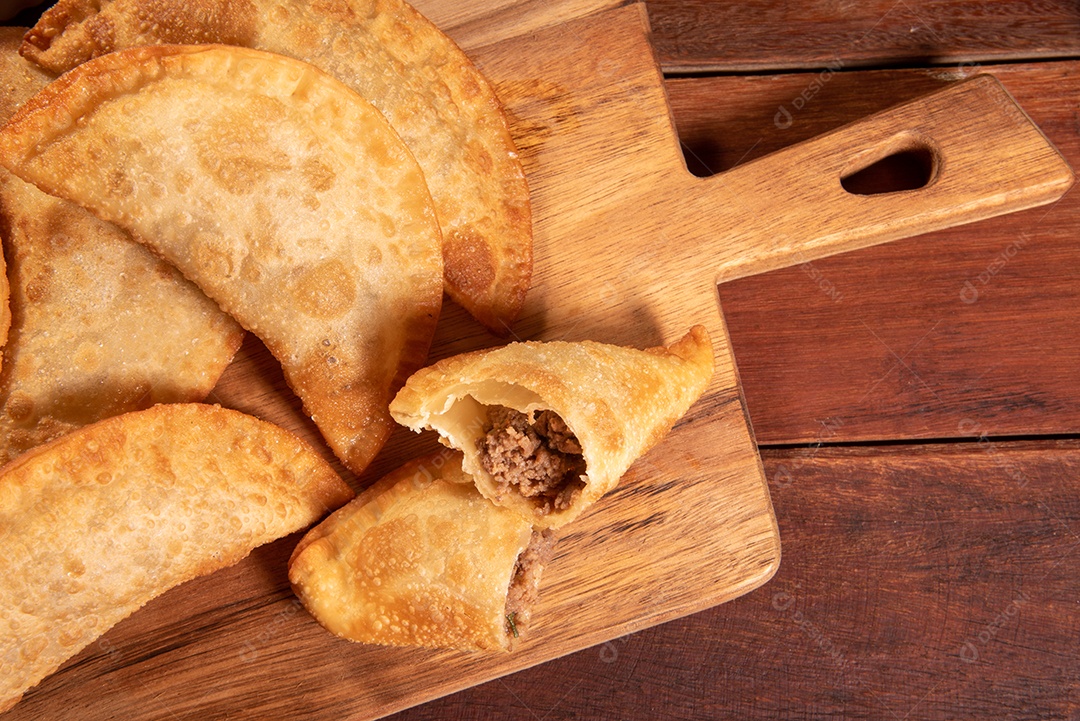 Pastéis Fritos, Pastel Frito Brasileiro, na mesa de madeira. pastel de carne