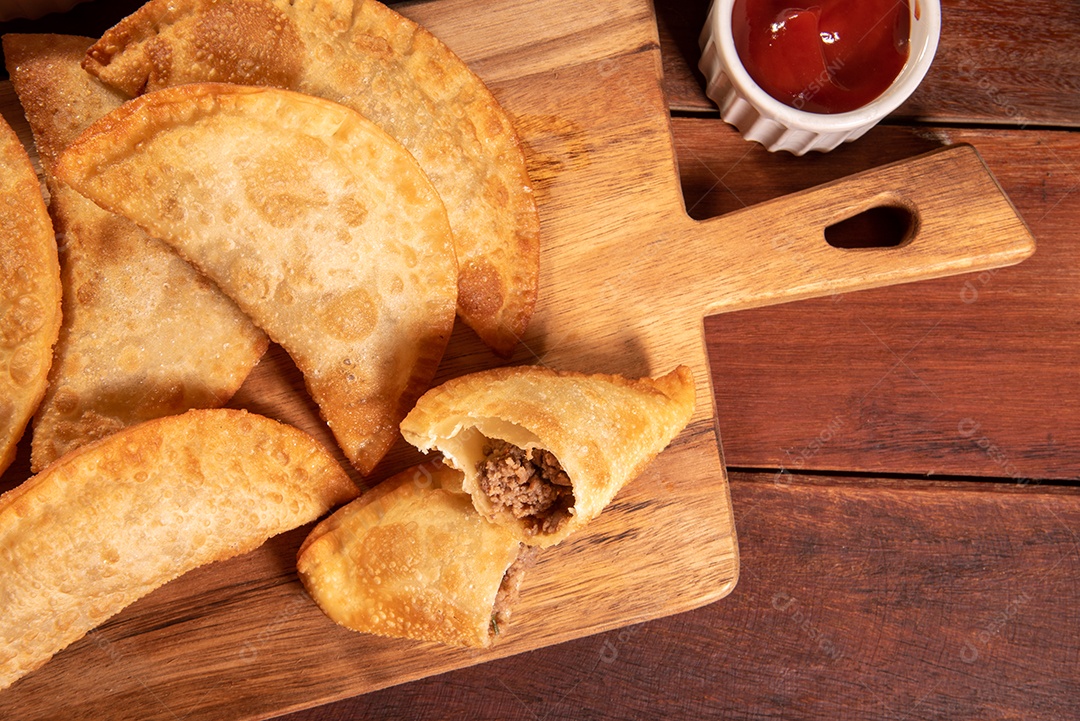 Pastéis Fritos, Pastel Frito Brasileiro, na mesa de madeira. pastel de carne