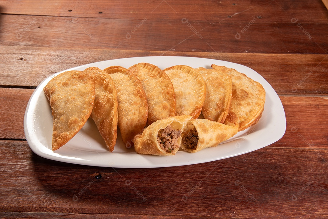 Pastéis Fritos, Pastel Frito Brasileiro, na mesa de madeira. pastel de carne