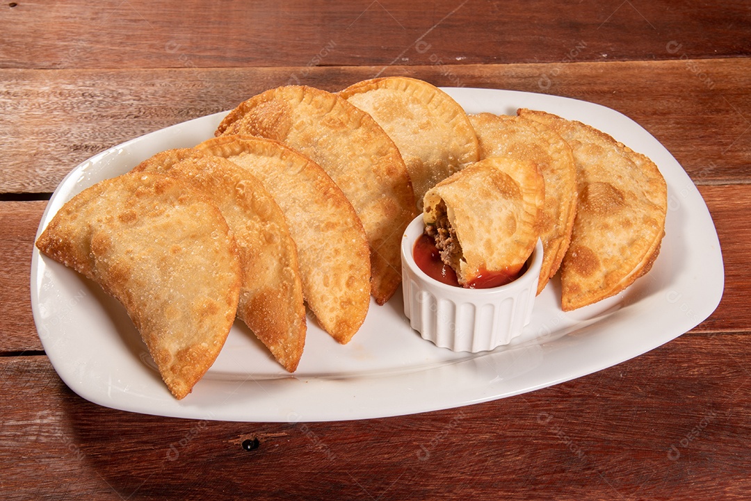 Pastéis Fritos, Pastel Frito Brasileiro, na mesa de madeira. pastel de carne