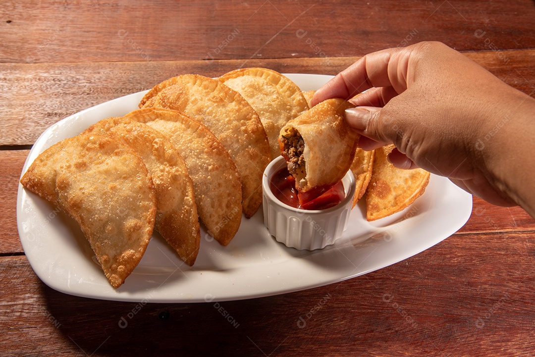 Pastéis Fritos, Pastel Frito Brasileiro, na mesa de madeira. pastel de carne
