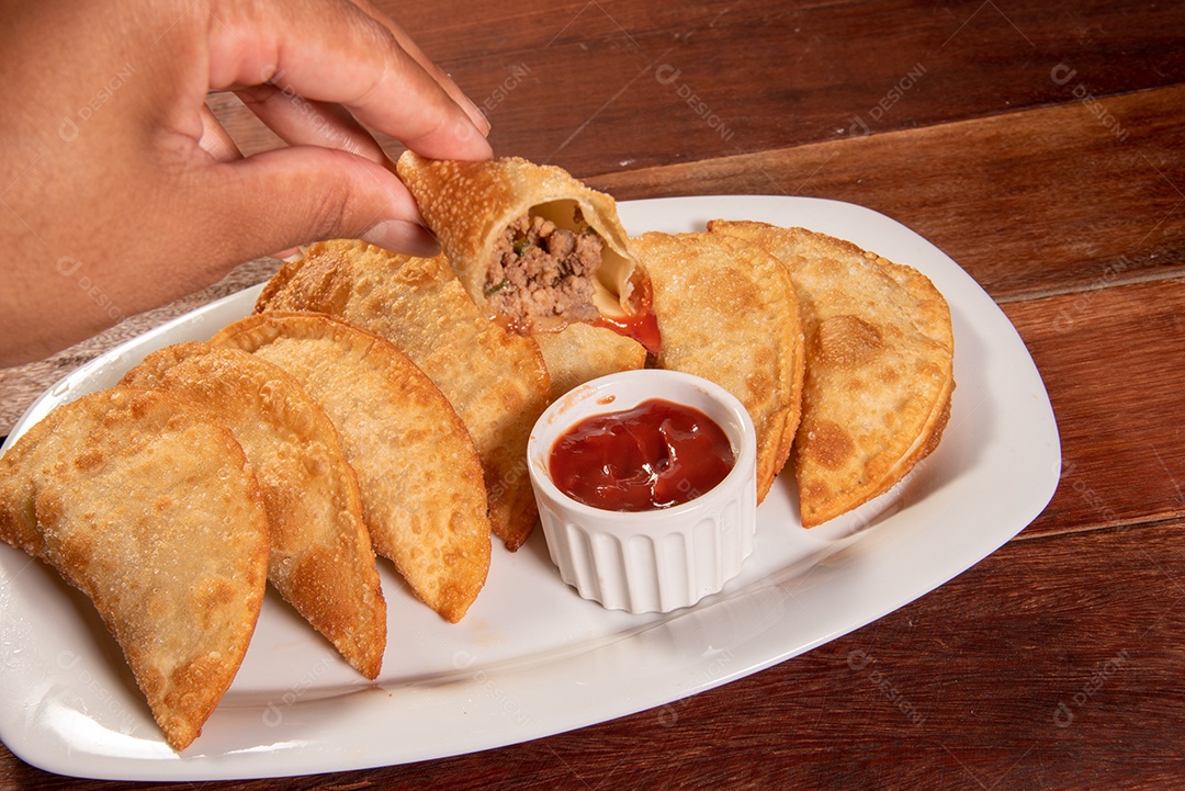 Pastéis Fritos, Pastel Frito Brasileiro, na mesa de madeira. pastel de carne