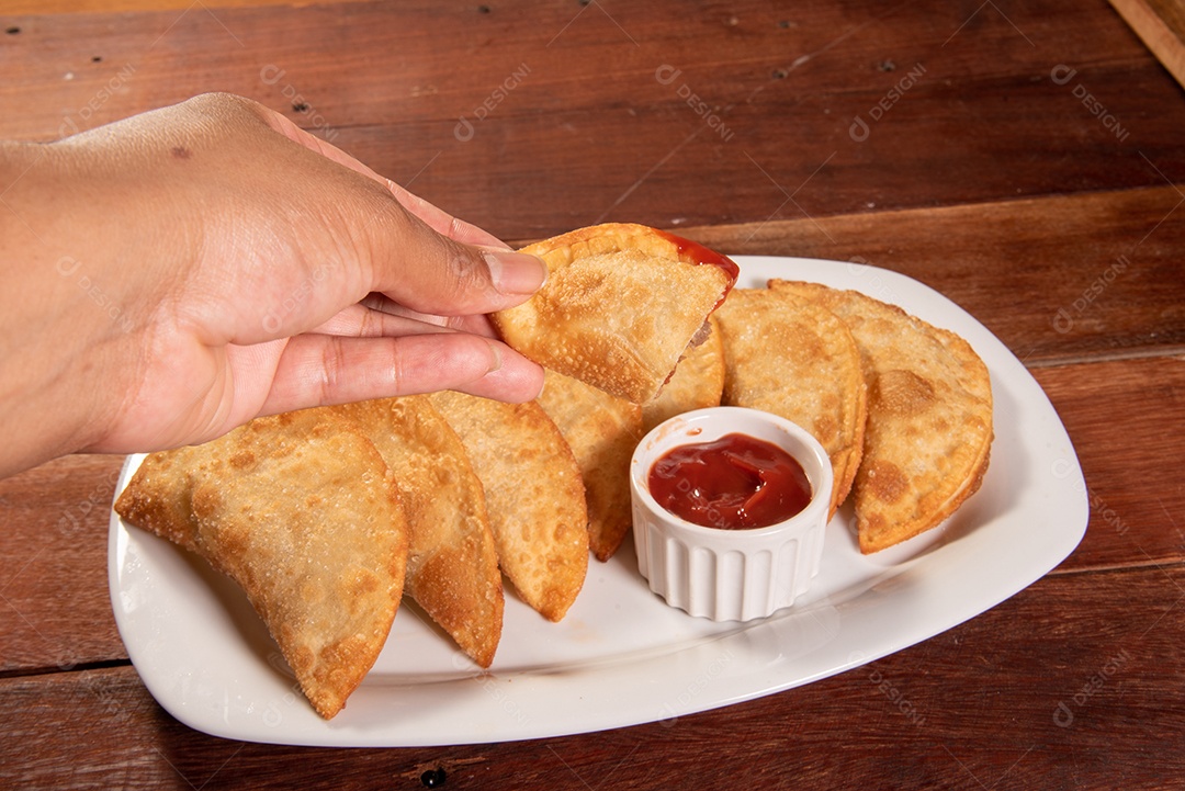 Pastéis Fritos, Pastel Frito Brasileiro, na mesa de madeira. pastel de carne