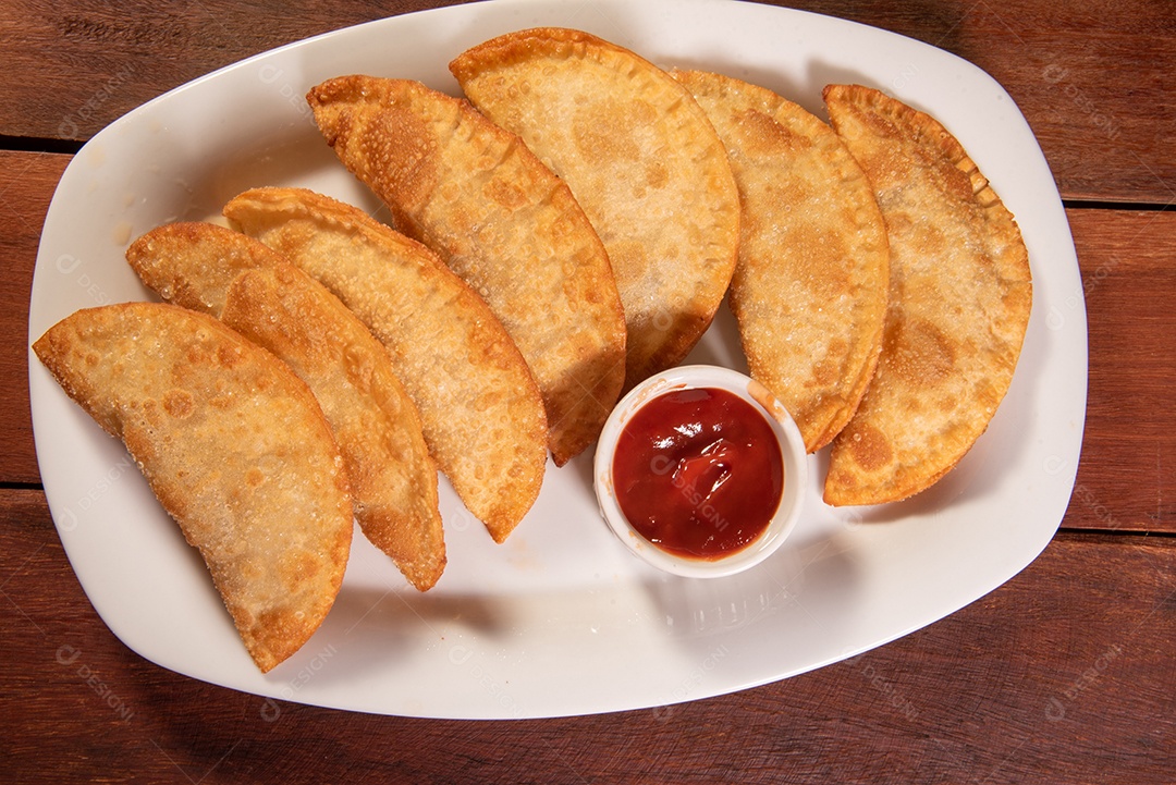 Pastéis Fritos, Pastel Frito Brasileiro, na mesa de madeira. pastel de carne