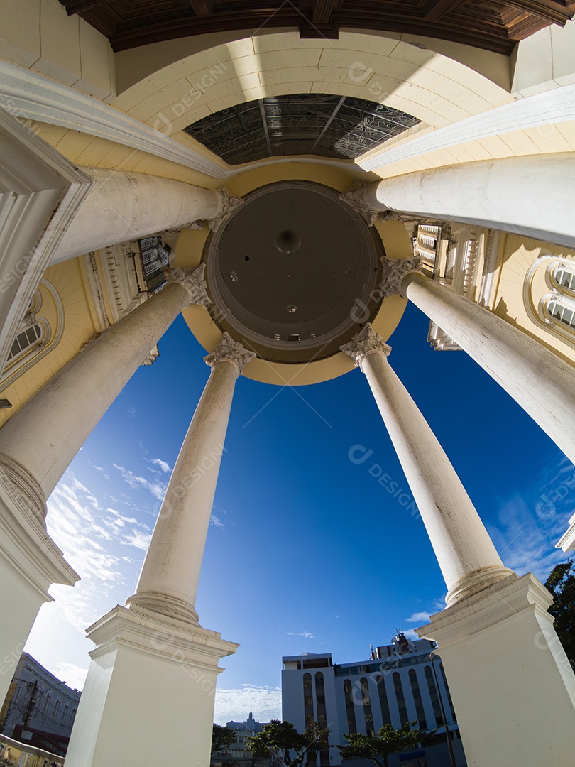 Detalhes da arquitetura da catedral de São Sebastião no centro histórico da cidade de Ilhéus, no sul da Bahia.
