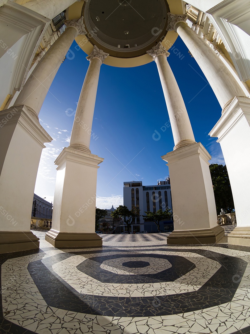 Detalhes da arquitetura da catedral de São Sebastião no centro histórico da cidade de Ilhéus, no sul da Bahia.