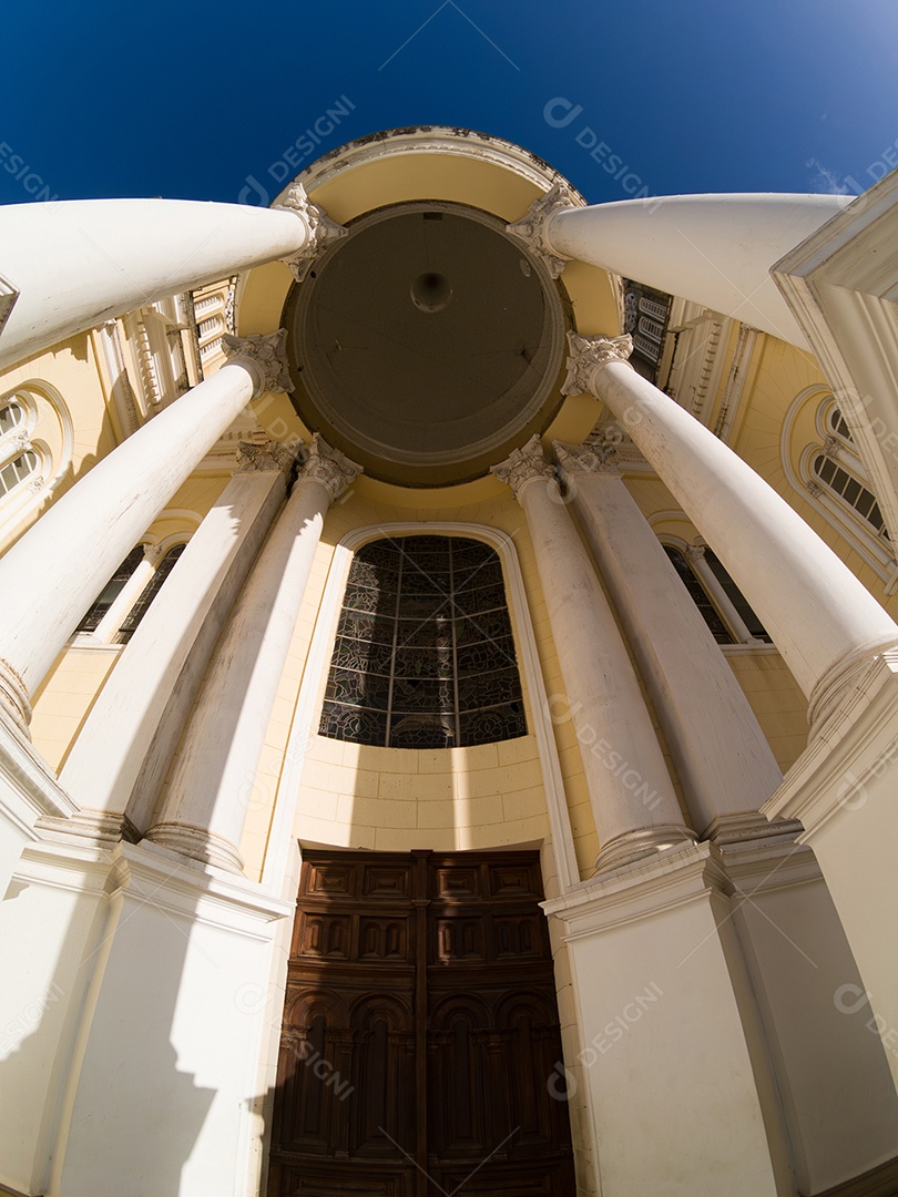 Detalhes da arquitetura da catedral de São Sebastião no centro histórico da cidade de Ilhéus, no sul da Bahia.